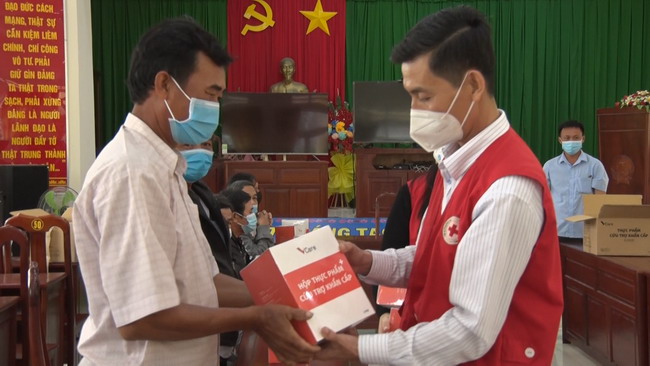 Hội Chữ thập đỏ tỉnh tặng quà cho người dân ảnh hưởng mưa lũ