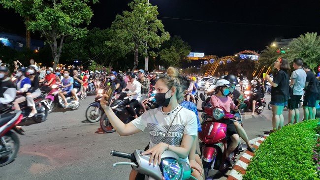 Người Quy Nhơn và du khách xuống đường mừng U23 Việt Nam chiến thắng