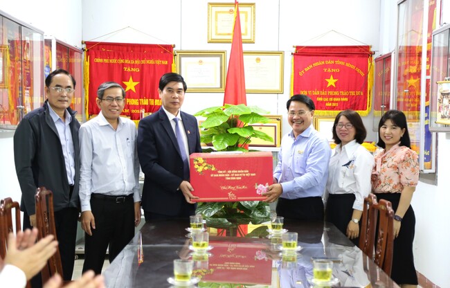 Phó Chủ tịch UBND tỉnh Lâm Hải Giang thăm, chúc Tết các cơ sở y tế và cơ quan báo chí của tỉnh
