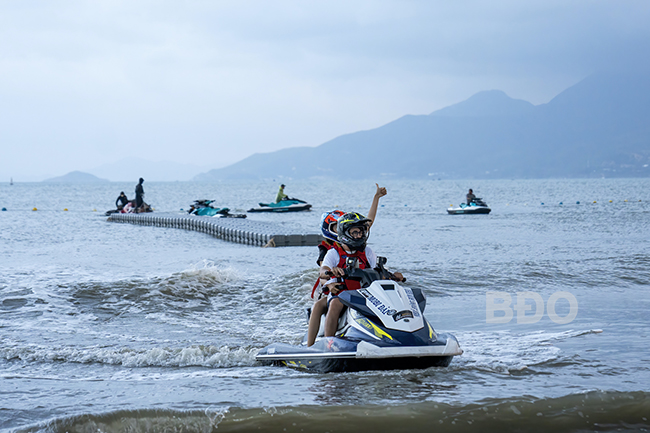 Á hậu Ngọc Hằng lái mô tô nước khám phá vẻ đẹp vịnh biển Quy Nhơn