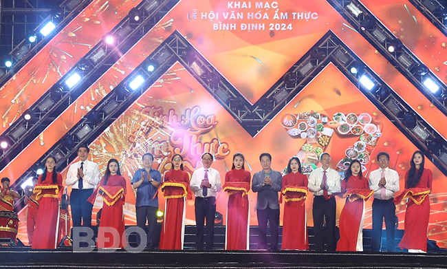 Tưng bừng khai mạc Lễ hội Văn hóa Ẩm thực Bình Định