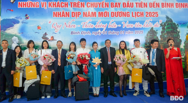 Những du khách đầu tiên “xông đất” Bình Định đầu năm mới 2025