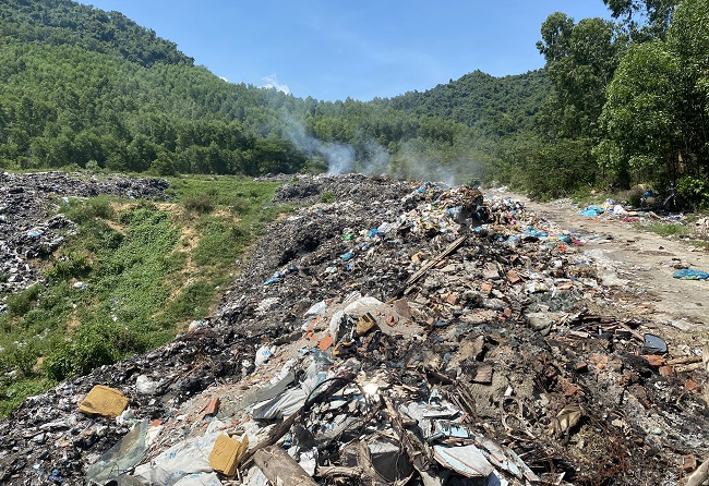 Đốt rác là một phương pháp xử lý rác thải không an toàn và ảnh hưởng đến môi trường. Tuy nhiên, hãy xem hình ảnh liên quan để cùng nhau tìm hiểu về những hậu quả của đốt rác và tìm ra những phương án thay thế để giúp bảo vệ môi trường.