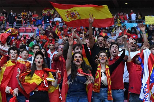 Cổ động viên Tây Ban Nha Euro 2020: Có lẽ không có tuyển bóng đá nào thú vị hơn ĐT Tây Ban Nha cả. Tính đến năm 2020, những người hâm mộ sẽ có cơ hội cổ vũ cho đội tuyển Tây Ban Nha tại giải vô địch bóng đá châu Âu - Euro. Chắc chắn rằng khán giả sẽ được thưởng thức các trận đấu tuyệt vời và hàng loạt pha bóng hay của đội tuyển Tây Ban Nha.