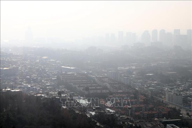 Bức ảnh về ô nhiễm không khí có thể gây tổn thương cho môi trường và sức khỏe con người. Hãy đến và thảo luận cùng nhau về cách giải quyết vấn đề này và bảo vệ trái đất của chúng ta.