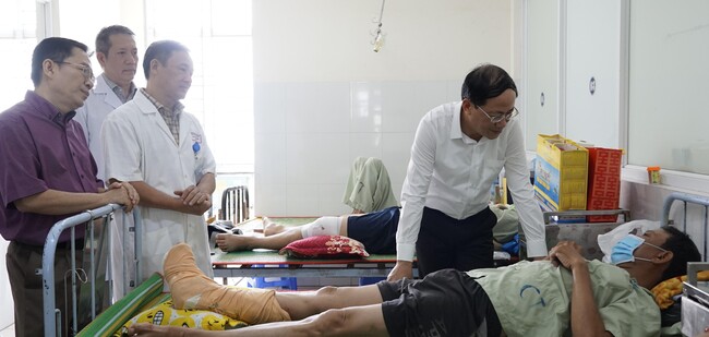 Chủ tịch UBND tỉnh Phạm Anh Tuấn thăm các nạn nhân vụ tai nạn xảy ra tại KCN Nhơn Hoà