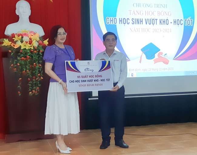 Nhà xuất bản Giáo dục Việt Nam tặng 85 suất học bổng cho học sinh vượt khó học tốt