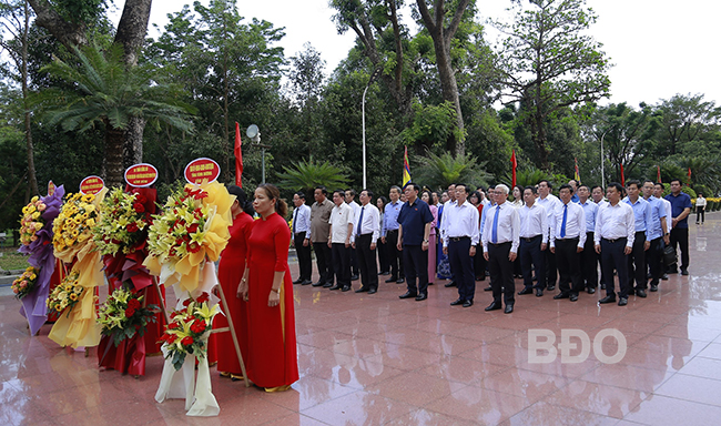 Chủ tịch Quốc hội Vương Đình Huệ dâng hoa, dâng hương tại Bảo tàng Quang Trung và thăm các gia đình chính sách