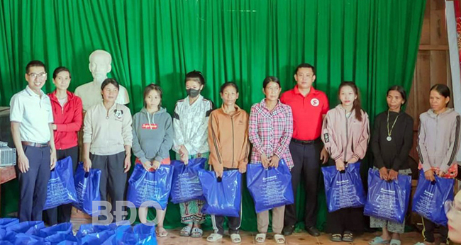 Tặng quà cho học sinh và người dân khó khăn ở huyện Tây Sơn