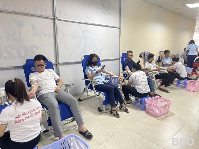 Người tình nguyện thuộc Câu lạc bộ 25 và Quản lý thị trường tỉnh tham gia hiến máu