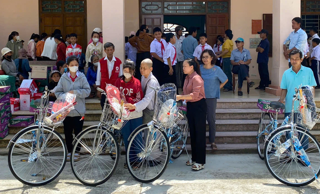 Tặng xe đạp, quà cho học sinh có hoàn cảnh khó khăn ở huyện Phù Mỹ